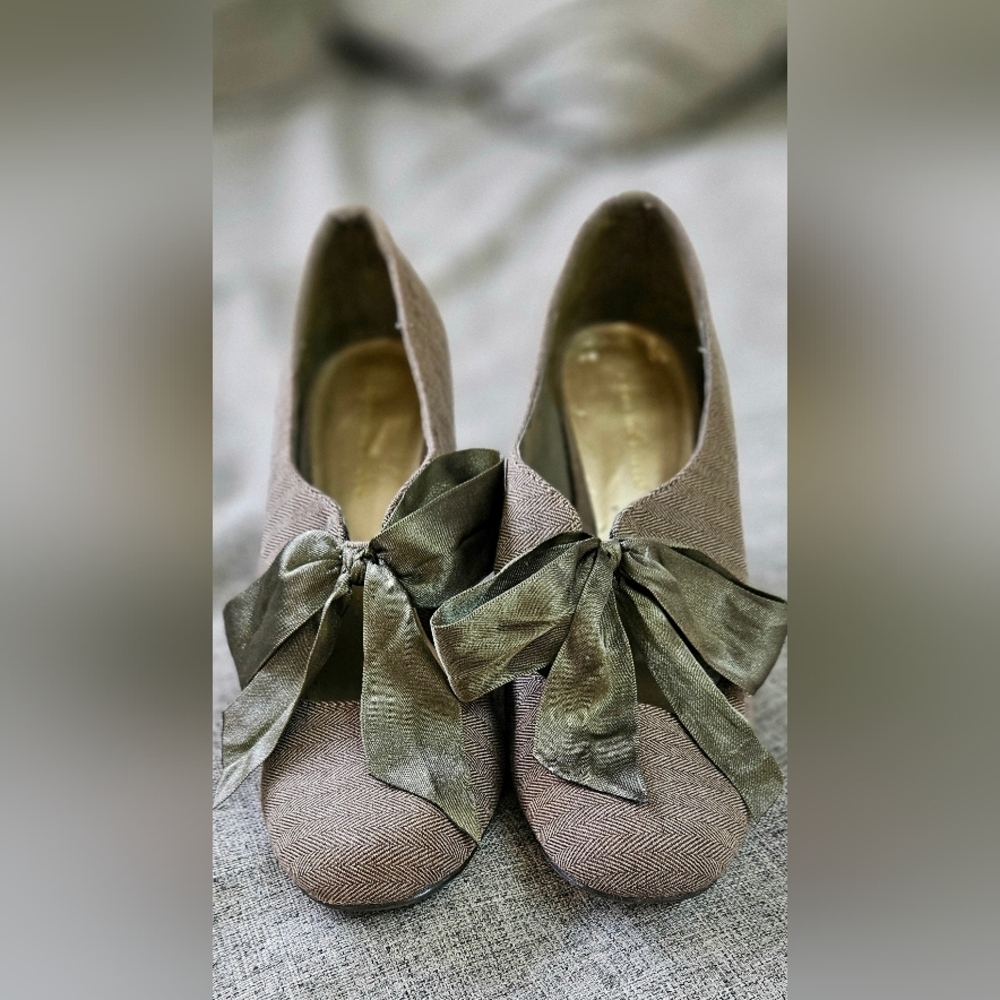 ๐ Rare Herringbone Gray Knit Pump Heels With Satin Bow๐ - Picture 3 of 13